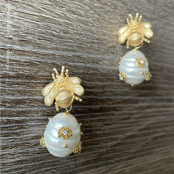 Bee detail earring A473 - Picture 4 of 4